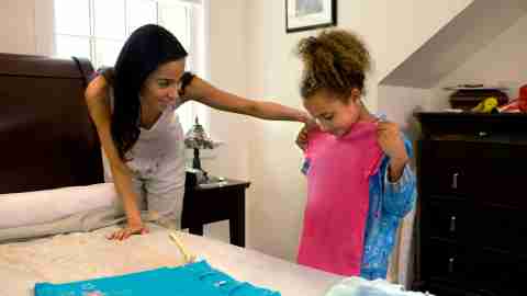 a mother helps her daughter choose her clothes for the next day, a daily habit of the most organized children with ADHD